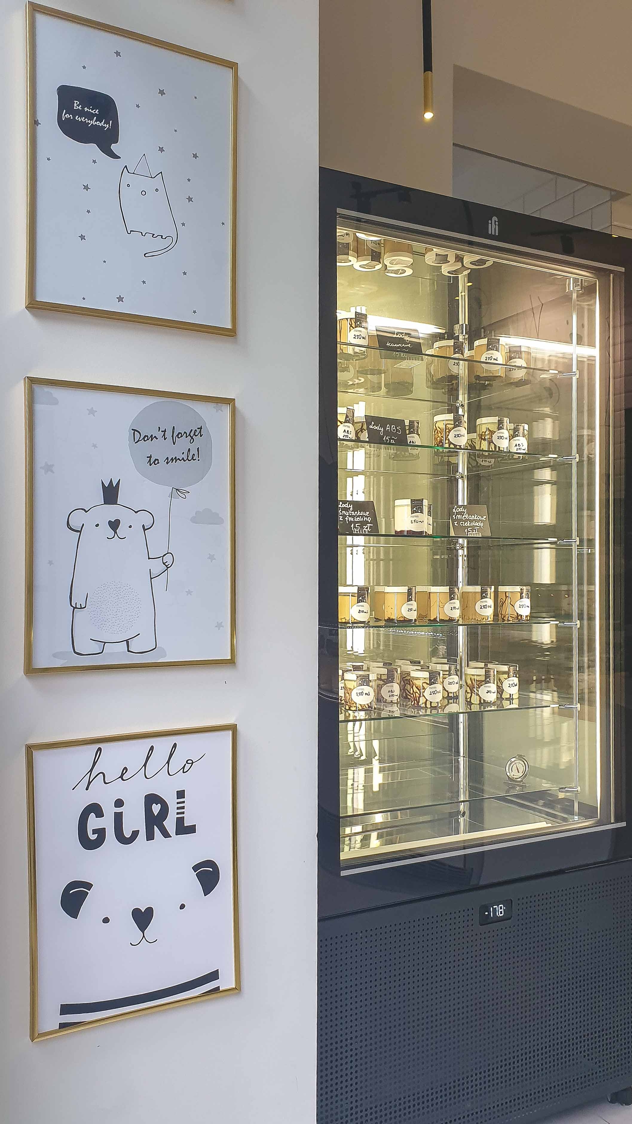 Lodziarnia Rzeszów - ice cream shop kawiarnia shake milkshake mrożonyjogurt lód włoski sorbet kawa cafe rurki z kremem deser lodowy bita śmietana soki frappe posypki polewy.jpg